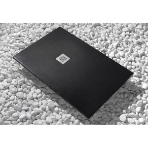 Piatto doccia nero t.b.t. con scarico quadrato su ciottoli bianchi.