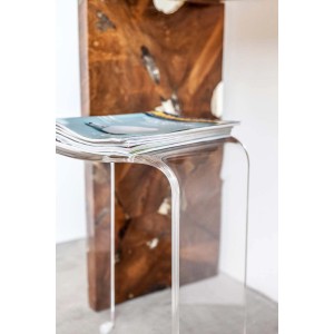 Sgabello da bagno t.b.t. trasparente con riviste, focus sul design acrilico.