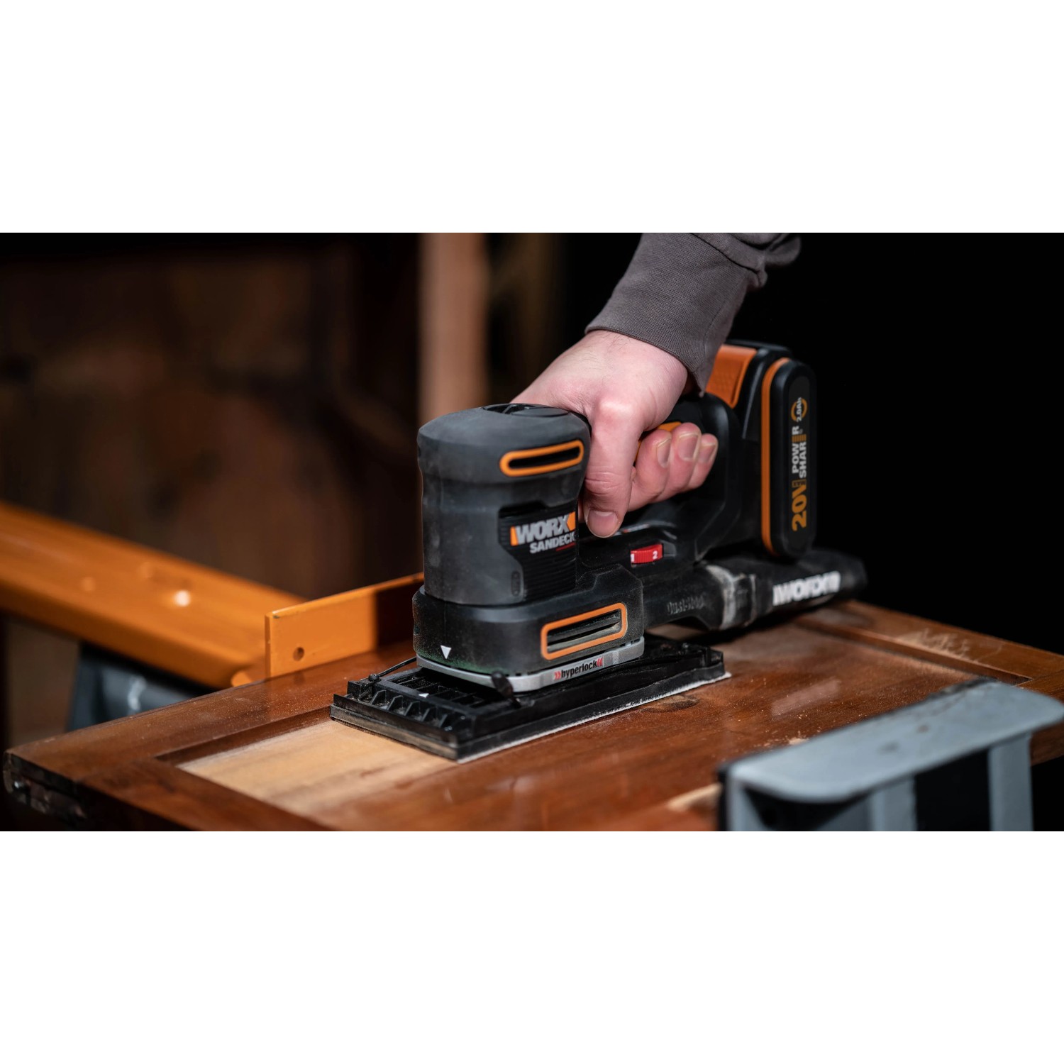 Levigatrice multifunzione a batteria Worx 20 V WX820.9 Solo mentre leviga una superficie in legno.