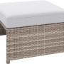 Sgabello in polyrattan, parte del set lounge Olea Compact, con cuscino grigio chiaro.