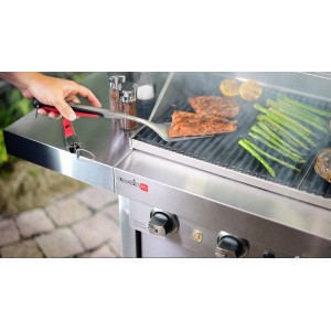 Girarrosto Char-Broil Comfort Grip in uso su una griglia con pesce e verdure.