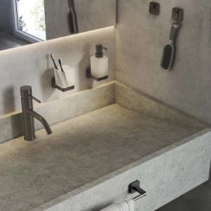 Bagno moderno con lavabo, rubinetto, dispenser sapone, portaspazzolini e porta asciugamani t.b.t.