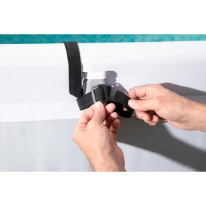 Dettaglio: Sistema di fissaggio per sistema controcorrente sul bordo piscina.