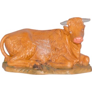 Bue marrone sdraiato come statuina del presepe natalizio.