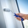 Mano che dipinge parete con rullo per dispersioni LUX 10 cm. Rullo con manico blu.