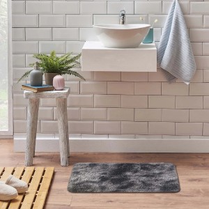 Tappeto a pelo lungo grigio rettangolare in bagno. Morbido tappetino da bagno.