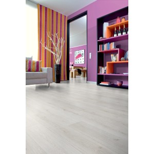 Pavimento laminato chiaro in soggiorno con divano e scaffale.