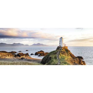 Quadri: Vista panoramica di un faro sul mare al tramonto.