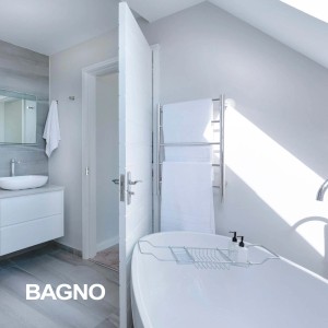Bagno moderno con vasca, lavandino e scaldasalviette.