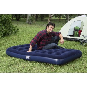 Letto per ospiti Bestway Classic, 188x99x22cm, blu, con persona e tenda sullo sfondo.