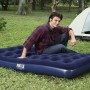 Letto per ospiti Bestway Classic, 188x99x22cm, blu, con persona e tenda sullo sfondo.