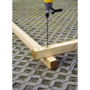 Punta per legno LUX 16 mm in azione: foratura di una trave di legno con trapano.