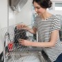 Donna pulisce la griglia con la spirale Vileda Glitzi (confezione da 3) nel lavandino.