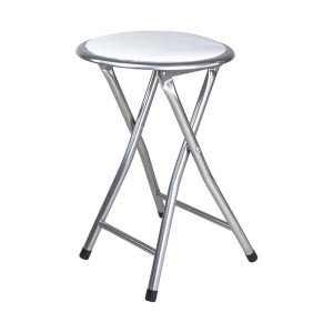 Sgabello pieghevole con struttura argentata e seduta bianca.