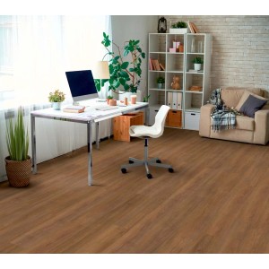 Pavimento laminato installato in un soggiorno con scrivania e scaffali.