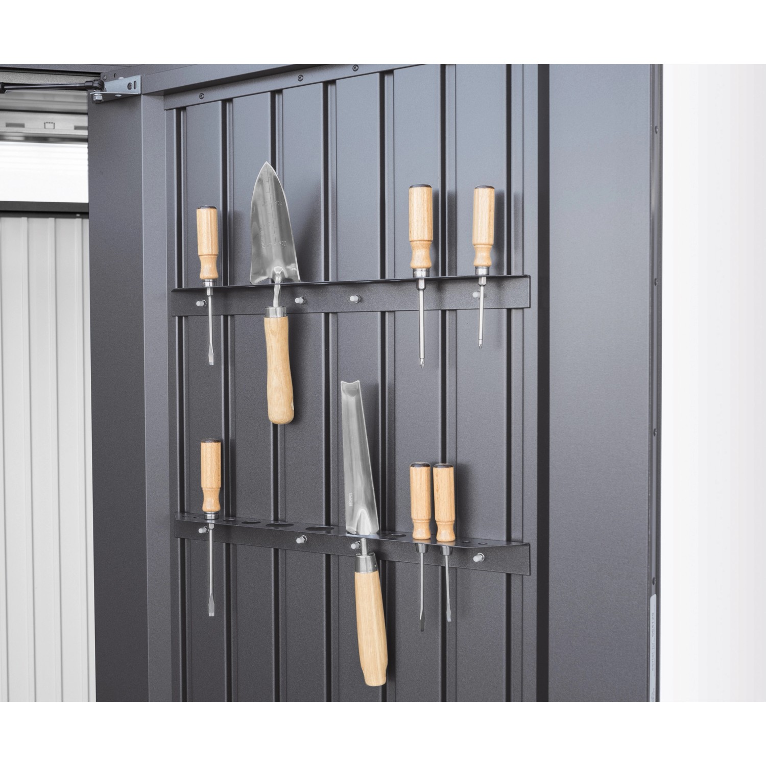 Vista interna del capanno da giardino Biohort HighLine con attrezzi a parete.