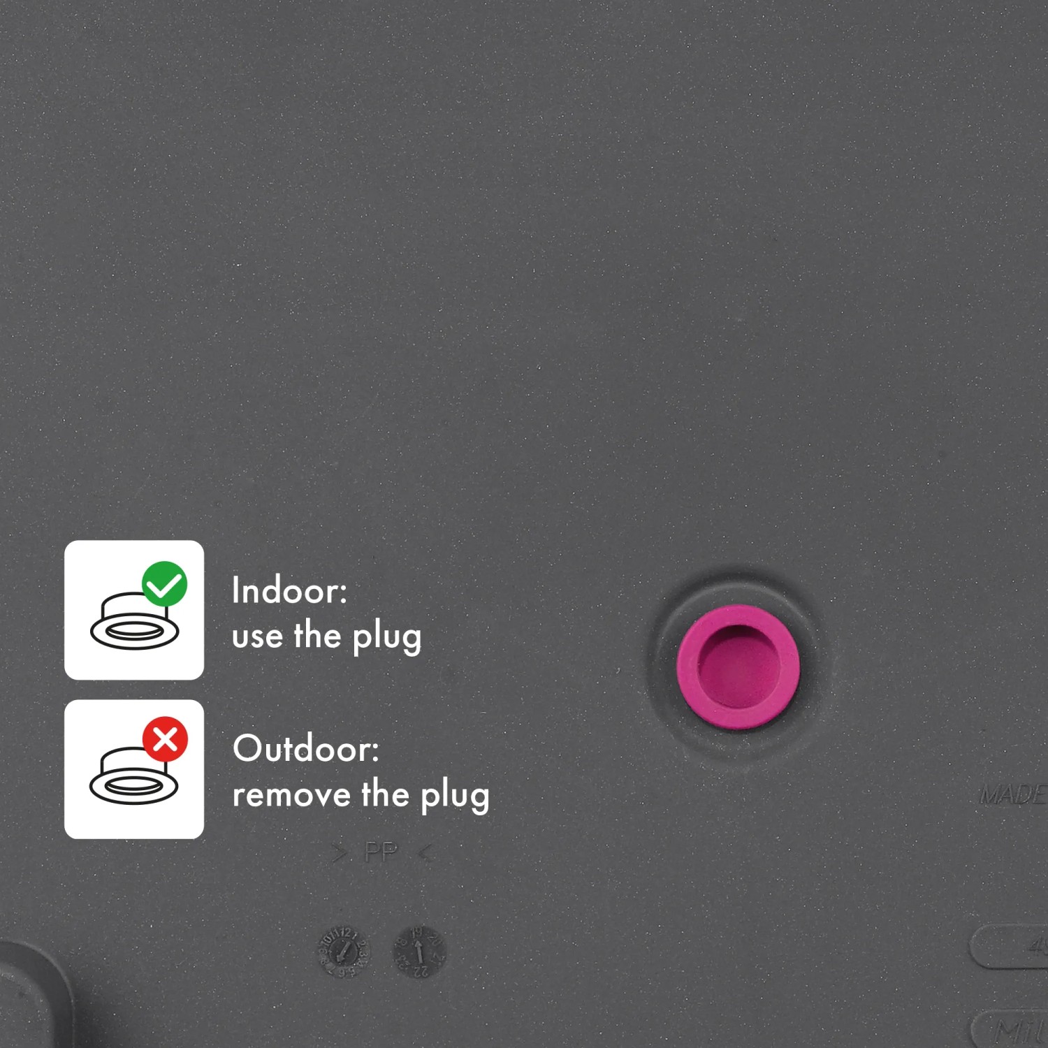 Dettaglio del vaso Deroma Millennium antracite, focus sul tappo di scarico dell'acqua.