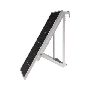 Pannello solare da balcone con telaio argento per montaggio su ringhiera.