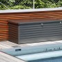 Box da esterno 180 in metallo grigio scuro con serratura, ideale per riporre oggetti in giardino o in terrazza.