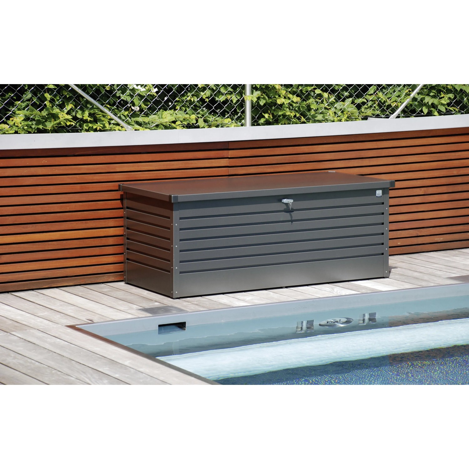 Box da esterno 180 in metallo grigio scuro con serratura, ideale per riporre oggetti in giardino o in terrazza.