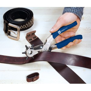 LUX Revolverlochzange 220 mm Comfort mentre fora una cintura in pelle.