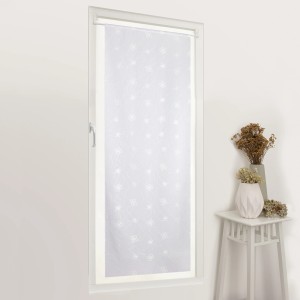 Tenda in tessuto t.b.t. bianca in finestra con motivo floreale.