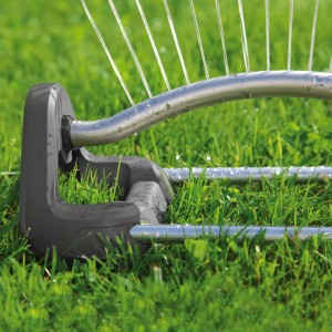 Irrigatore a settore Gardena Aqua S 220: irrigatore oscillante in uso su prato, irrigazione con getti fini.