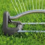 Irrigatore a settore Gardena Aqua S 220: irrigatore oscillante in uso su prato, irrigazione con getti fini.