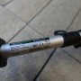 Dettaglio di un decespugliatore. Asta argentata con informazioni del produttore.