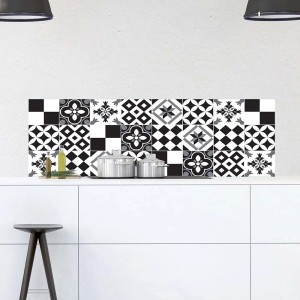 Paraschizzi t.b.t. con motivo a piastrelle bianche e nere come paraschizzi da cucina.
