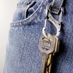 Moschettone t.b.t. sulla cintura dei pantaloni con portachiavi.