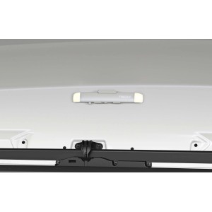 Vista interna di un box da tetto con illuminazione LED di Thule, accessorio per il trasporto.