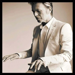 Fotografia in bianco e nero di David Bowie in abito, parte della collezione Quadri.