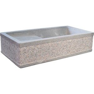 Bordo rettangolare per fontana da giardino con texture screziata.