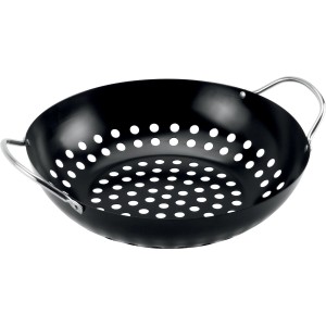 Padella per barbecue nera con fori e manici, ideale per verdure e piccoli pezzi grigliati.