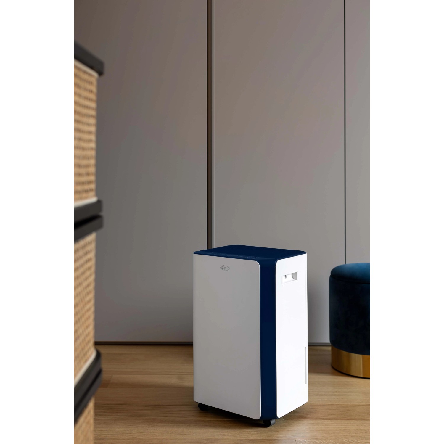 Deumidificatore t.b.t. bianco e blu per un clima interno confortevole.