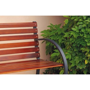 Dettaglio di una panchina in legno con struttura in metallo scuro. Categoria: Panchine da giardino.