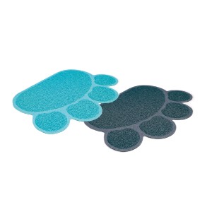 Due tappetini a forma di zampa di gatto, blu e grigio, per la toilette del gatto.