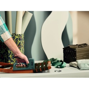 Cucitrice manuale Rapid R53 Skog che fissa una sedia. Cucitrice verde.