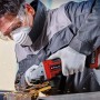 Einhell TP-AG 18/125 smerigliatrice angolare a batteria mentre taglia il metallo.
