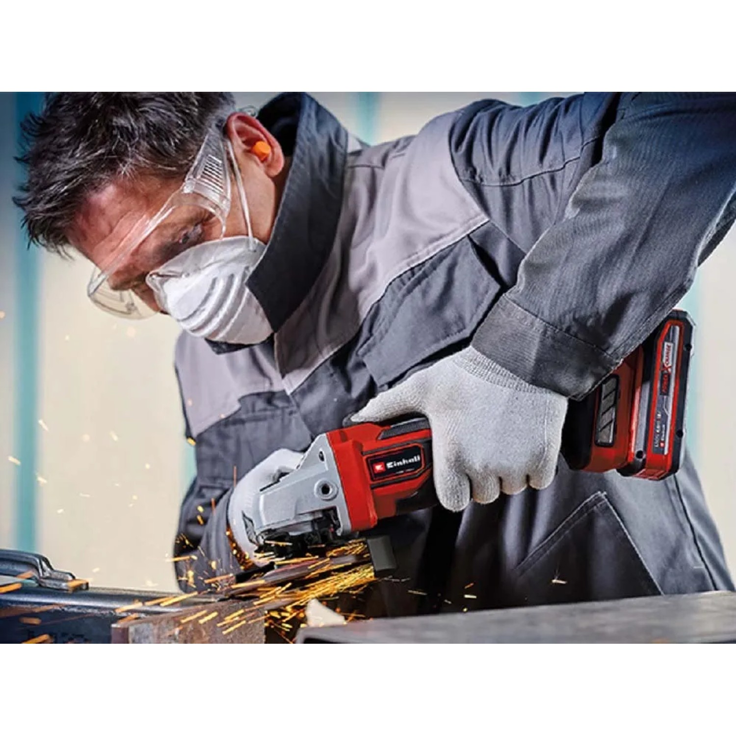 Einhell TP-AG 18/125 smerigliatrice angolare a batteria mentre taglia il metallo.