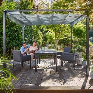 Gazebo Texhoma grigio 300x300 cm con tetto pieghevole in giardino con tavolo e sedie.