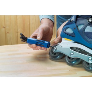 Set LUX TX Classic in uso: cacciavite per pattini in linea. Set da 8 pezzi con pratico supporto.