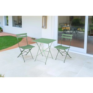 Set di mobili da giardino verde con tavolo e due sedie su patio.