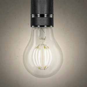 Lampadina LED E27 con bulbo in vetro trasparente e filamento decorativo.
