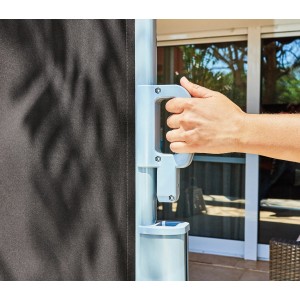 Dettaglio di una arelle t.b.t. con una mano sulla maniglia per l'azionamento.