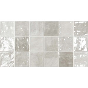 Piastrelle da parete quadrate in varie tonalità di grigio come rivestimento murale.