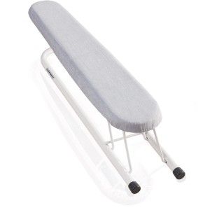 Asse da stiro per maniche Leifheit con rivestimento grigio e telaio bianco.