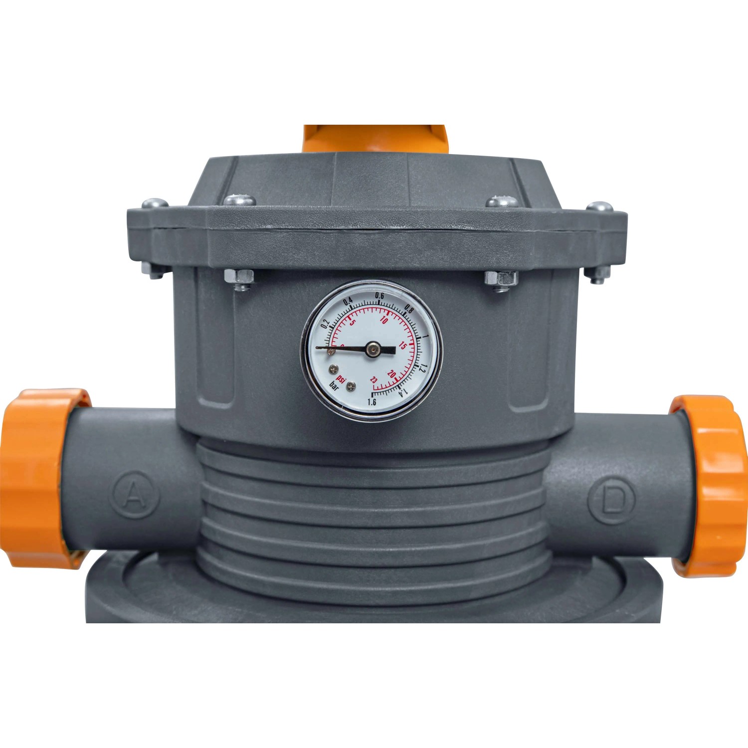 Dettaglio di un filtro a sabbia grigio per piscine con manometro e raccordi arancioni.