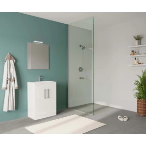 Mobile bagno bianco in bagno moderno con doccia e specchio.